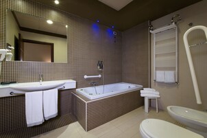 Suite Junior | Bagno | Doccia, soffione a pioggia, set di cortesia gratuito, asciugacapelli