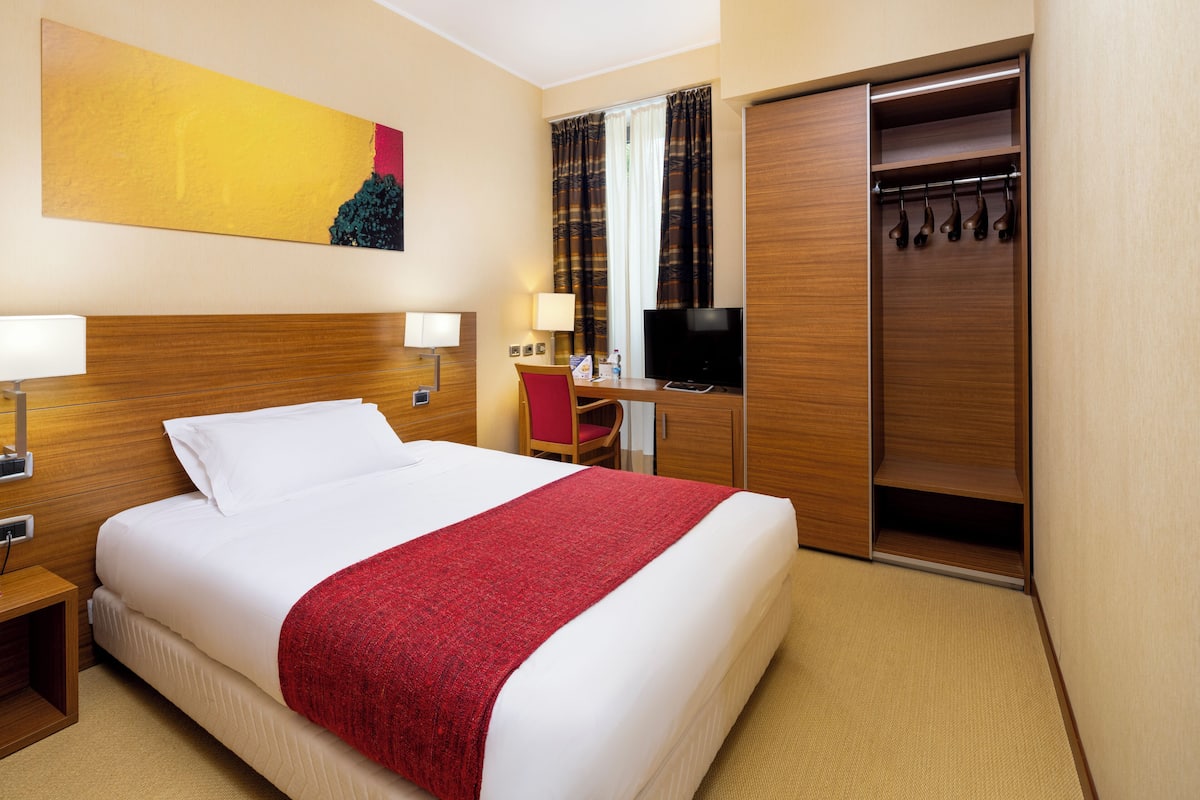 Classic Double Room Single Use | Minibar, in-room safe, desk, blackout drapes