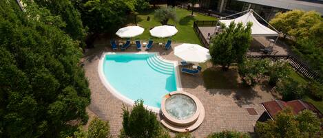 Piscine extérieure, parasols, chaises longues