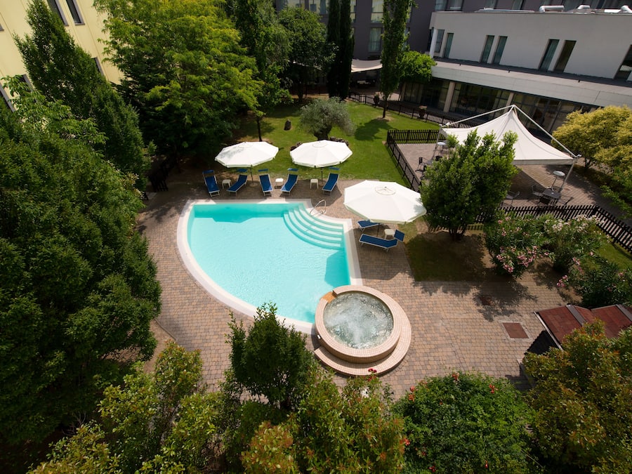 AuĂenpool, Sonnenschirme, LiegestĂŒhle