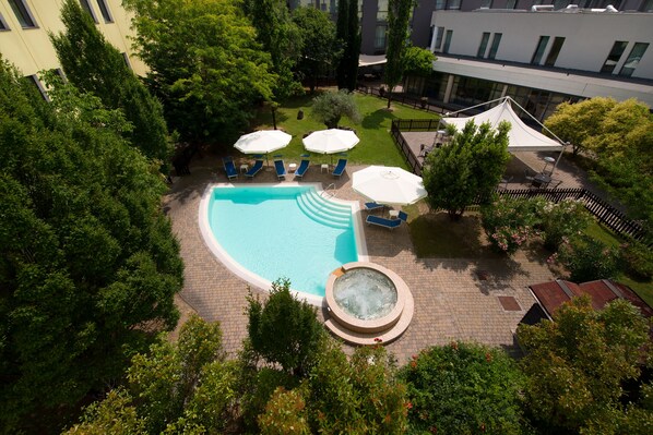 Piscina all'aperto, ombrelloni da piscina, lettini