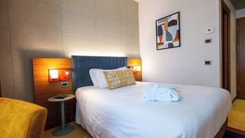 Room (Cosy) | Minibar, in-room safe, desk, blackout drapes