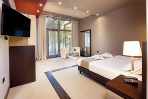 Minibar, in-room safe, desk, blackout curtains - voco Parma Congressi by IHG (Parma)