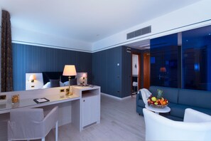 Junior Suite | Minibar, in-room safe, desk, blackout drapes