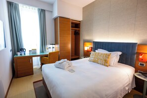 Room (Cosy) | Minibar, in-room safe, desk, blackout drapes - voco Parma Congressi by IHG (Parma)