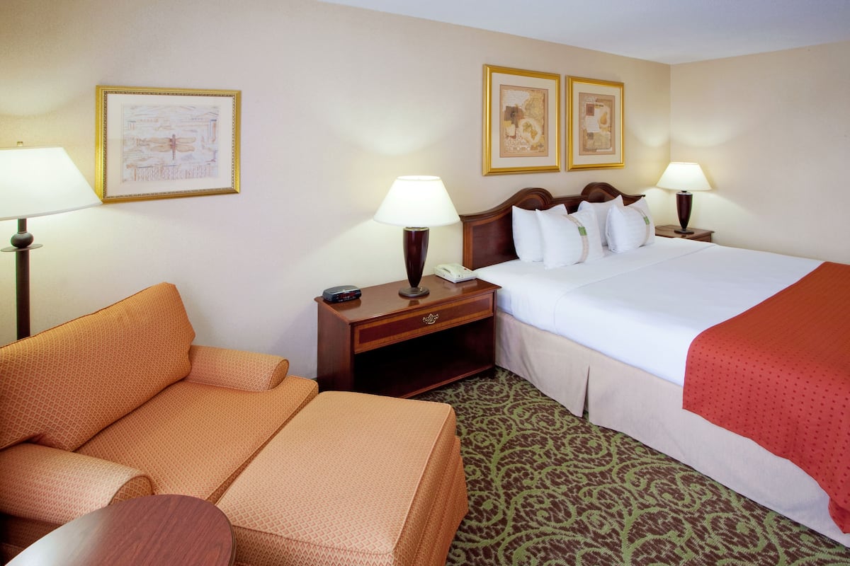 Standard Room, 1 King Bed | In-room safe, desk, laptop workspace, iron/ironing board