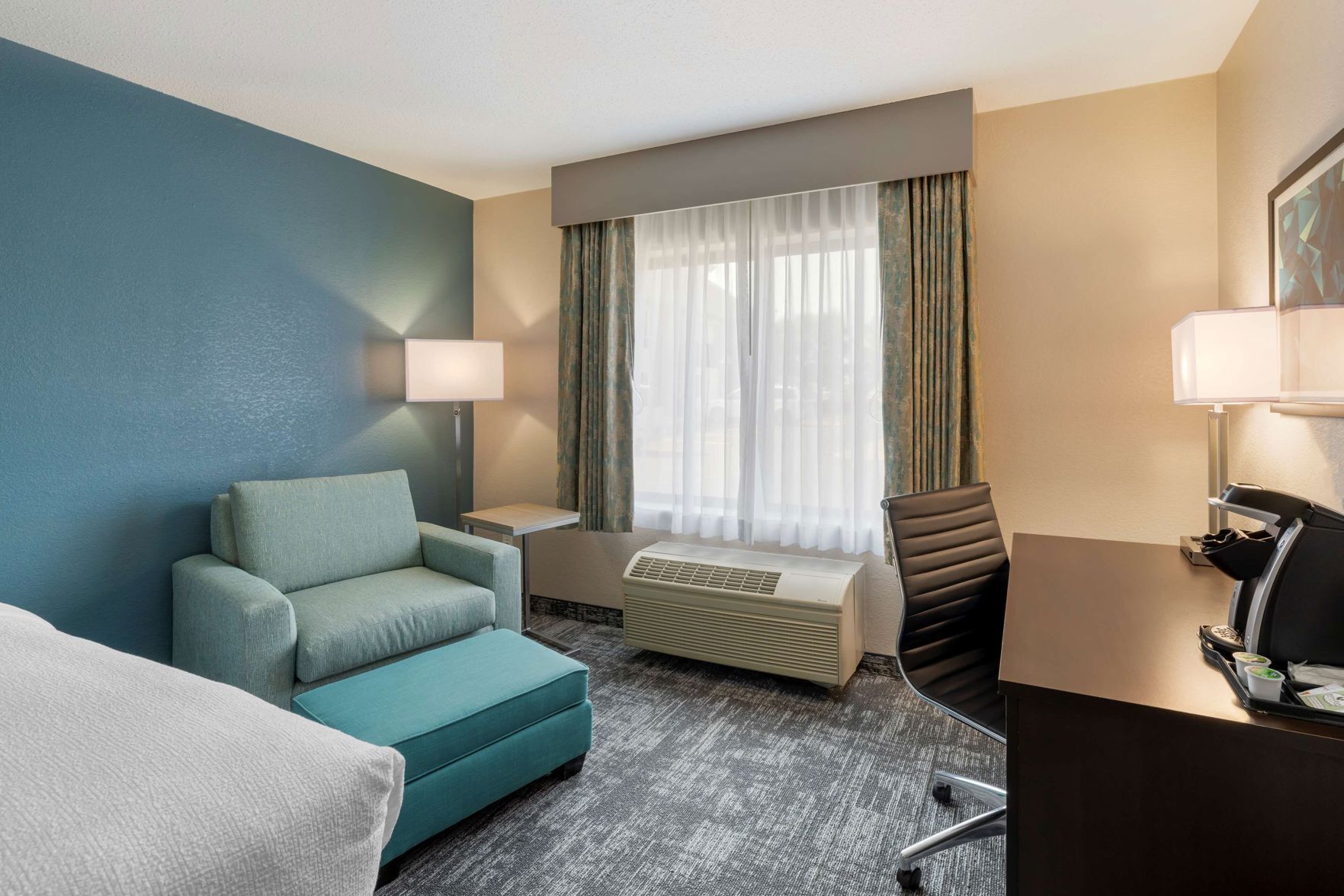 Verduisterende gordijnen, een strijkplank/strijkijzer, gratis babybedden