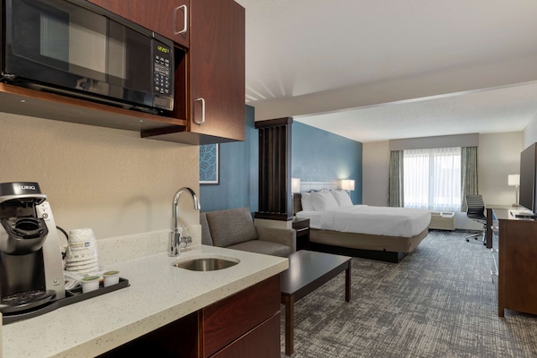 1 habitación, cortinas blackout y tabla de planchar con plancha