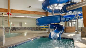 Innenpool, geöffnet von 07:00 Uhr bis 23:00 Uhr, Liegestühle