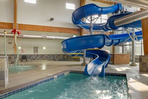 Una piscina techada, sillones reclinables de piscina