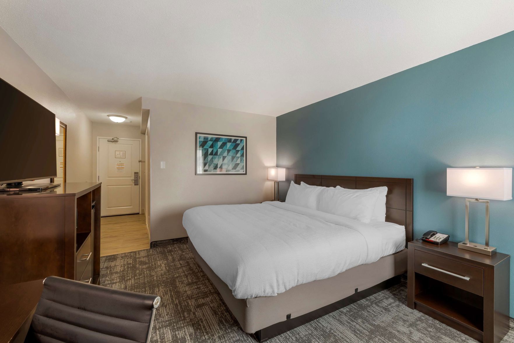 Verduisterende gordijnen, een strijkplank/strijkijzer, gratis babybedden