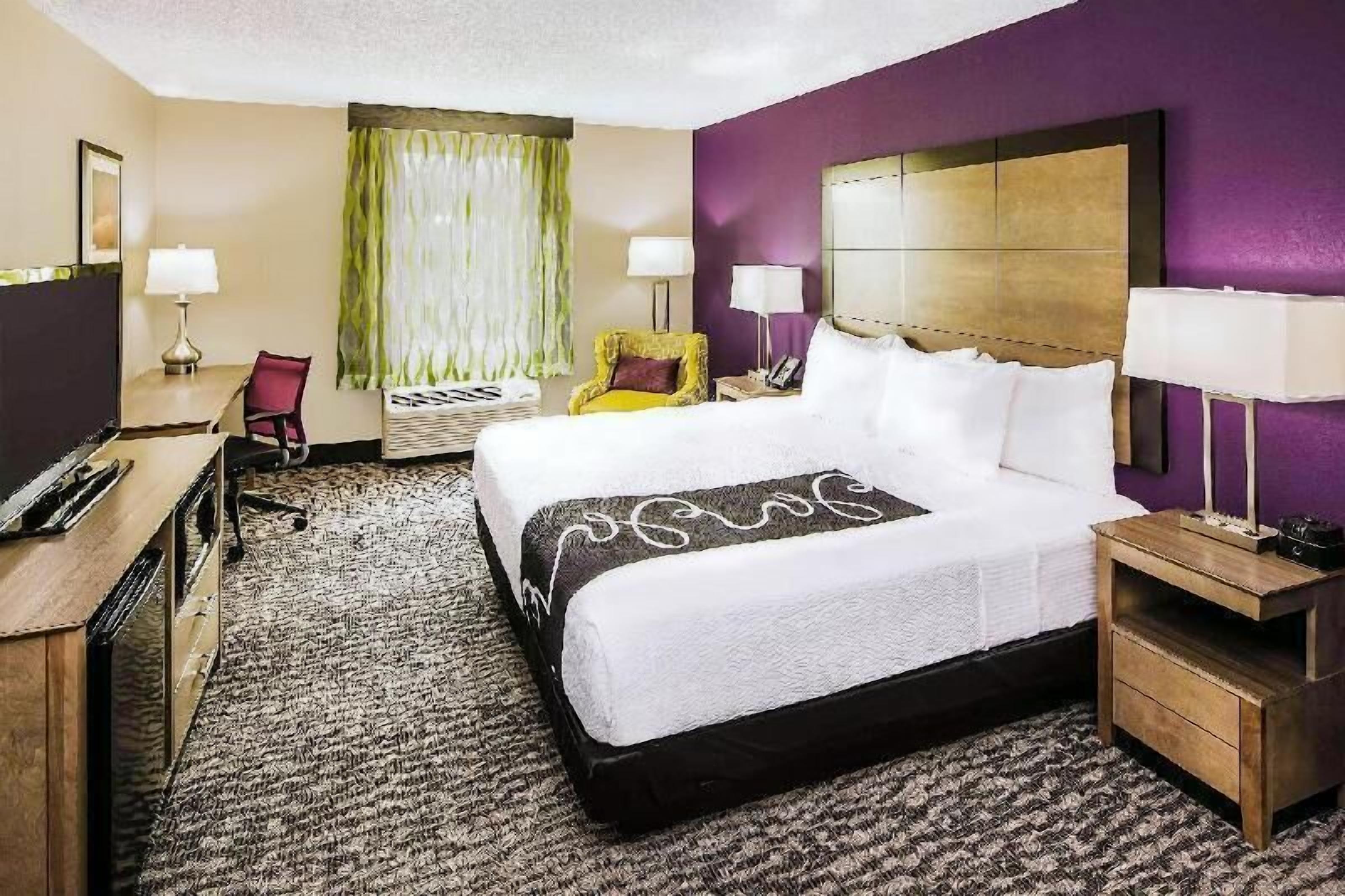 Premium bedding, in-room safe, desk, laptop workspace