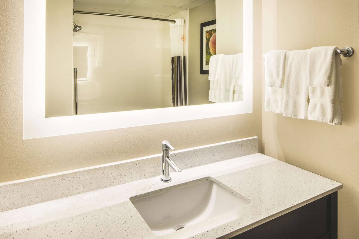 premium bedding, in-room safe, desk, laptop workspace