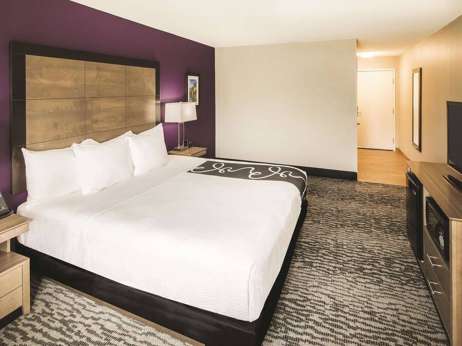 Premium bedding, in-room safe, desk, laptop workspace