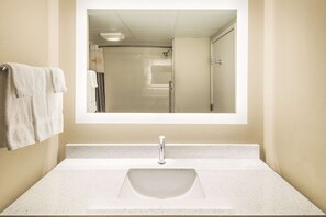 Ropa de cama de alta calidad y caja de seguridad en la habitación 