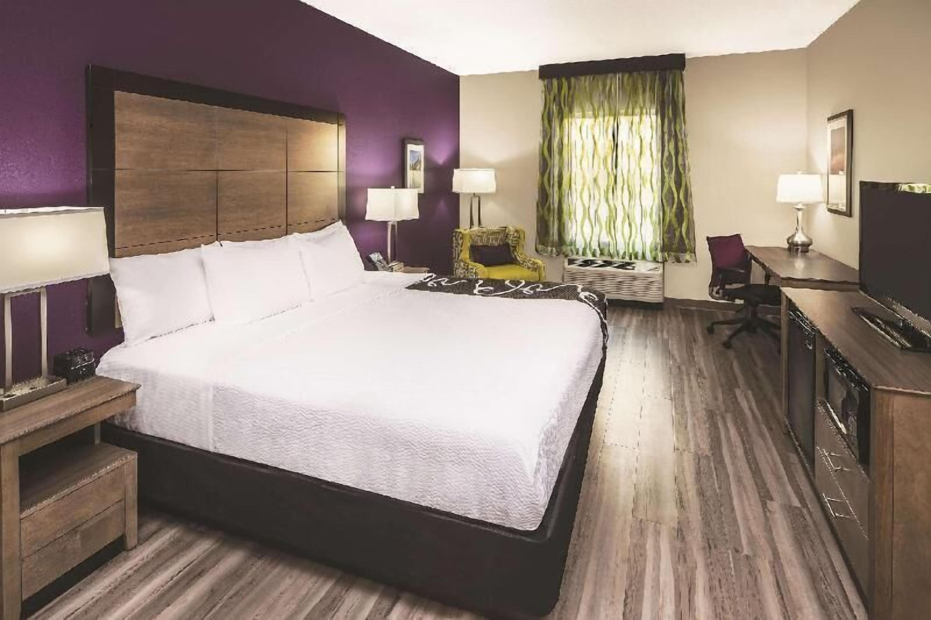 Premium bedding, in-room safe, desk, laptop workspace