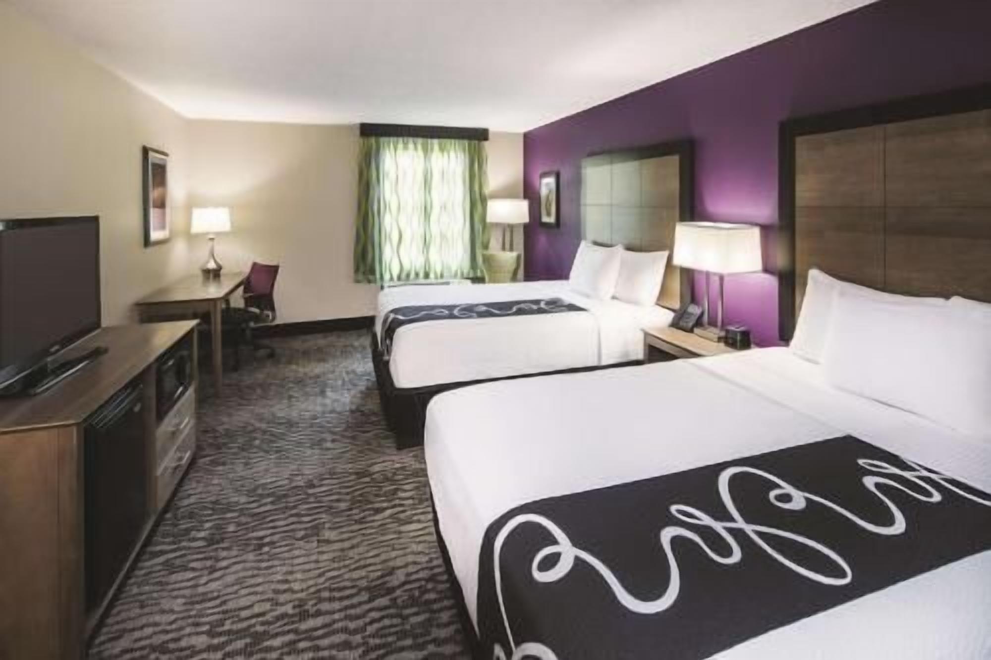 Premium bedding, in-room safe, desk, laptop workspace