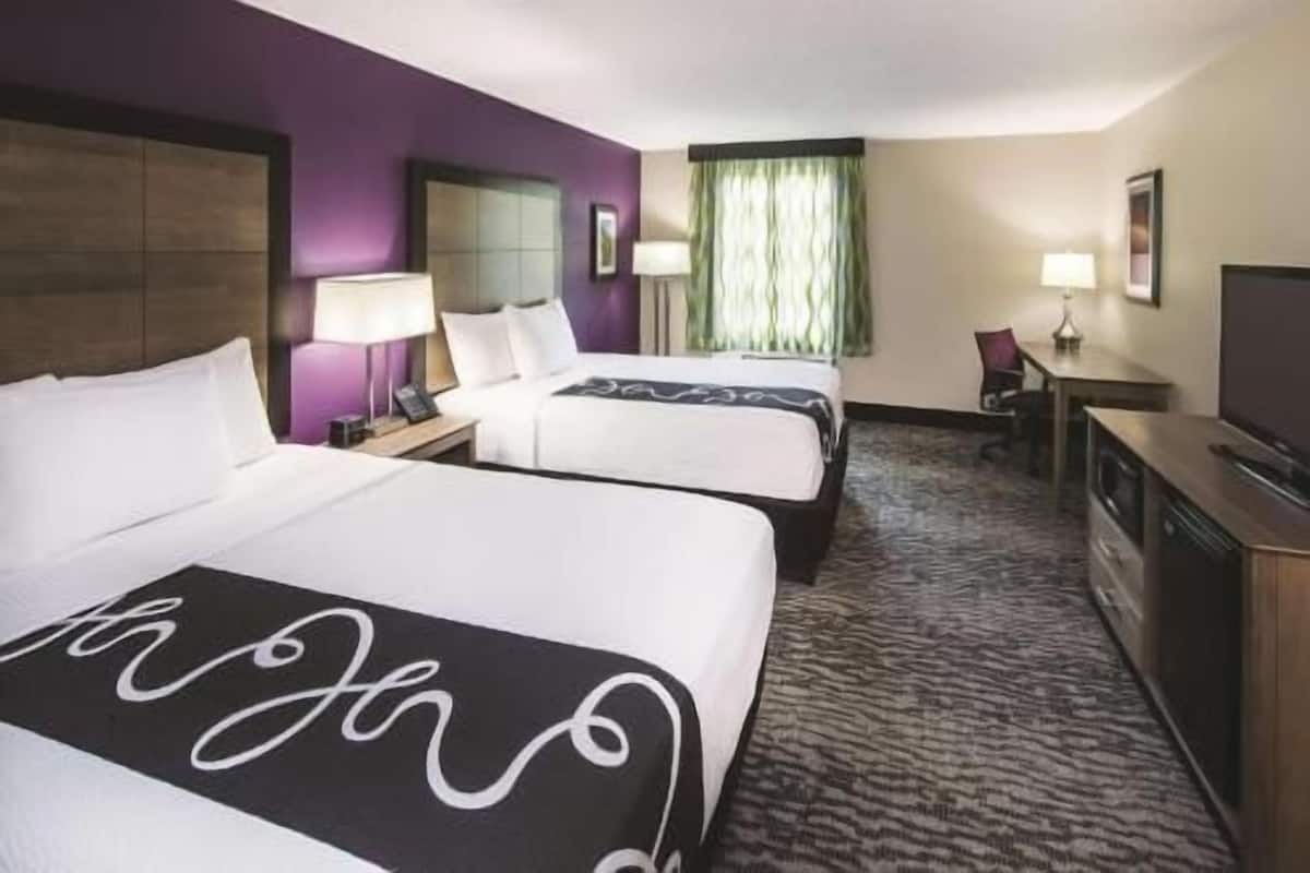 Premium bedding, in-room safe, desk, laptop workspace