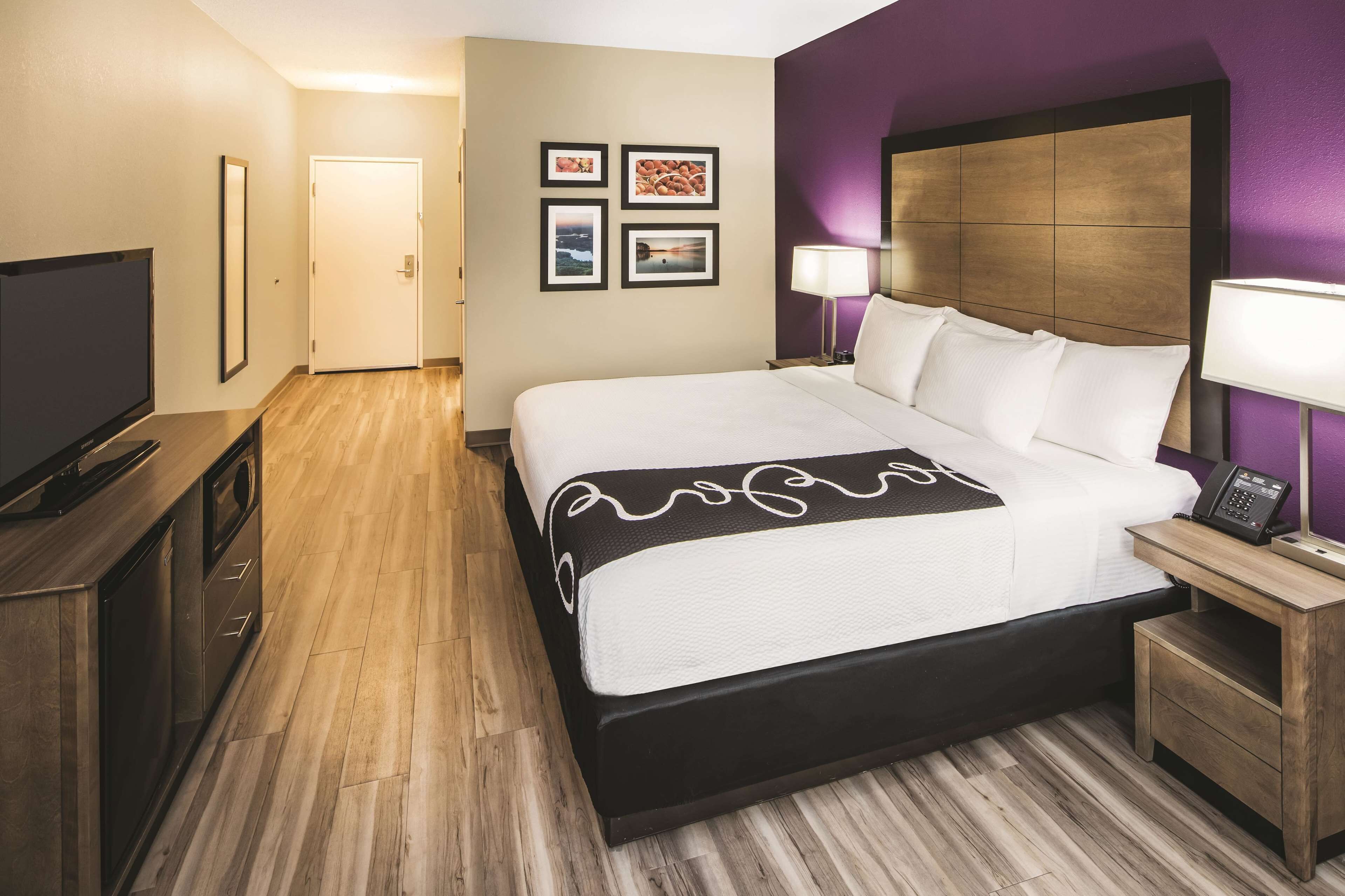 room, 1 king bed, non smoking | premium bedding, in-room safe, desk, laptop workspace