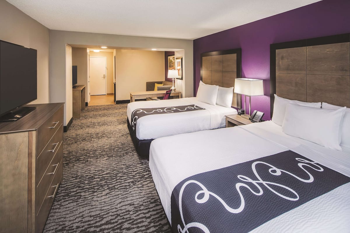 premium bedding, in-room safe, desk, laptop workspace