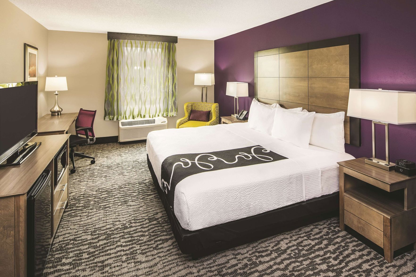 Premium bedding, in-room safe, desk, laptop workspace