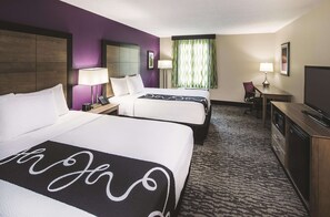 Ropa de cama de alta calidad y caja de seguridad en la habitación 
