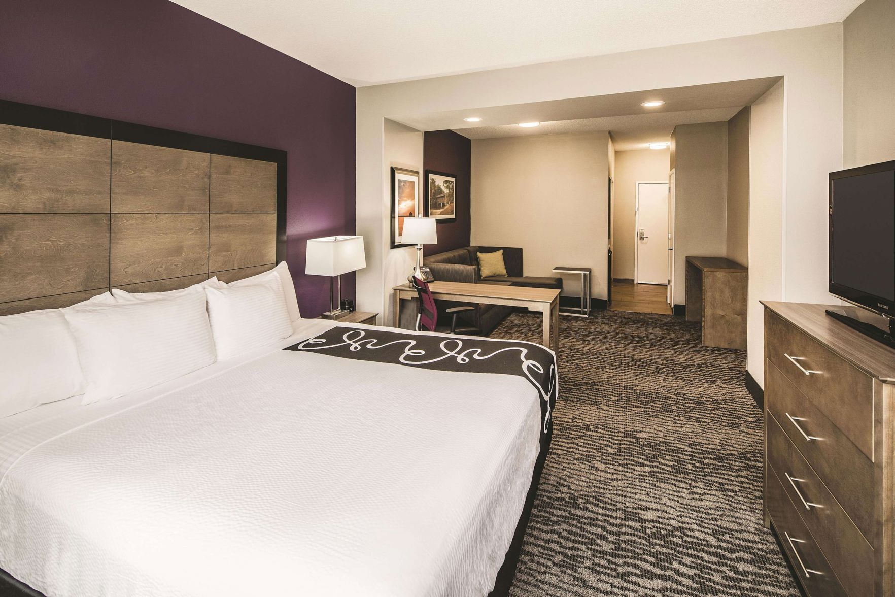 Premium bedding, in-room safe, desk, laptop workspace