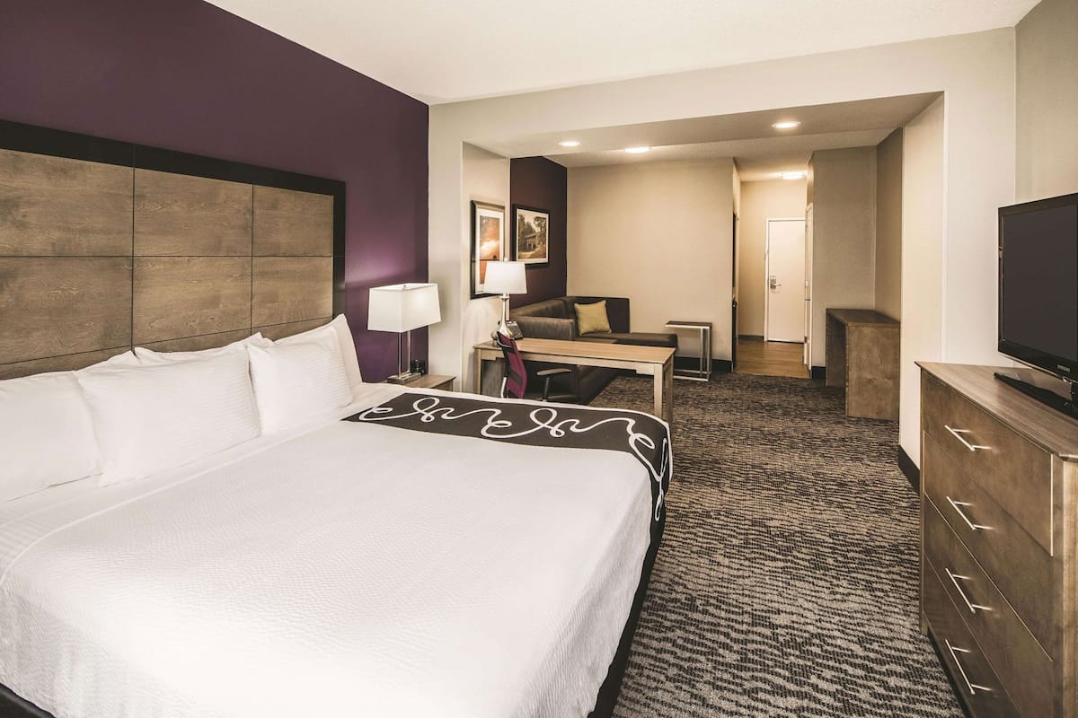 Premium bedding, in-room safe, desk, laptop workspace