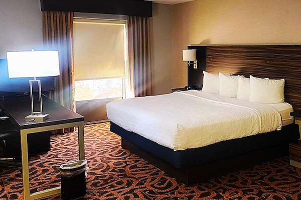 Coffres-forts dans les chambres, fer et planche à repasser