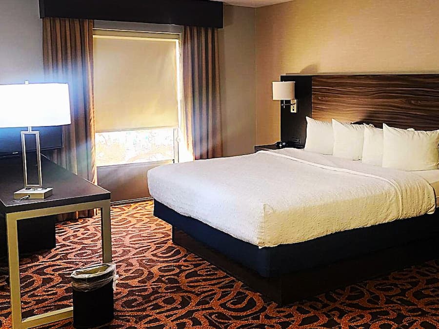 Coffres-forts dans les chambres, fer et planche à repasser