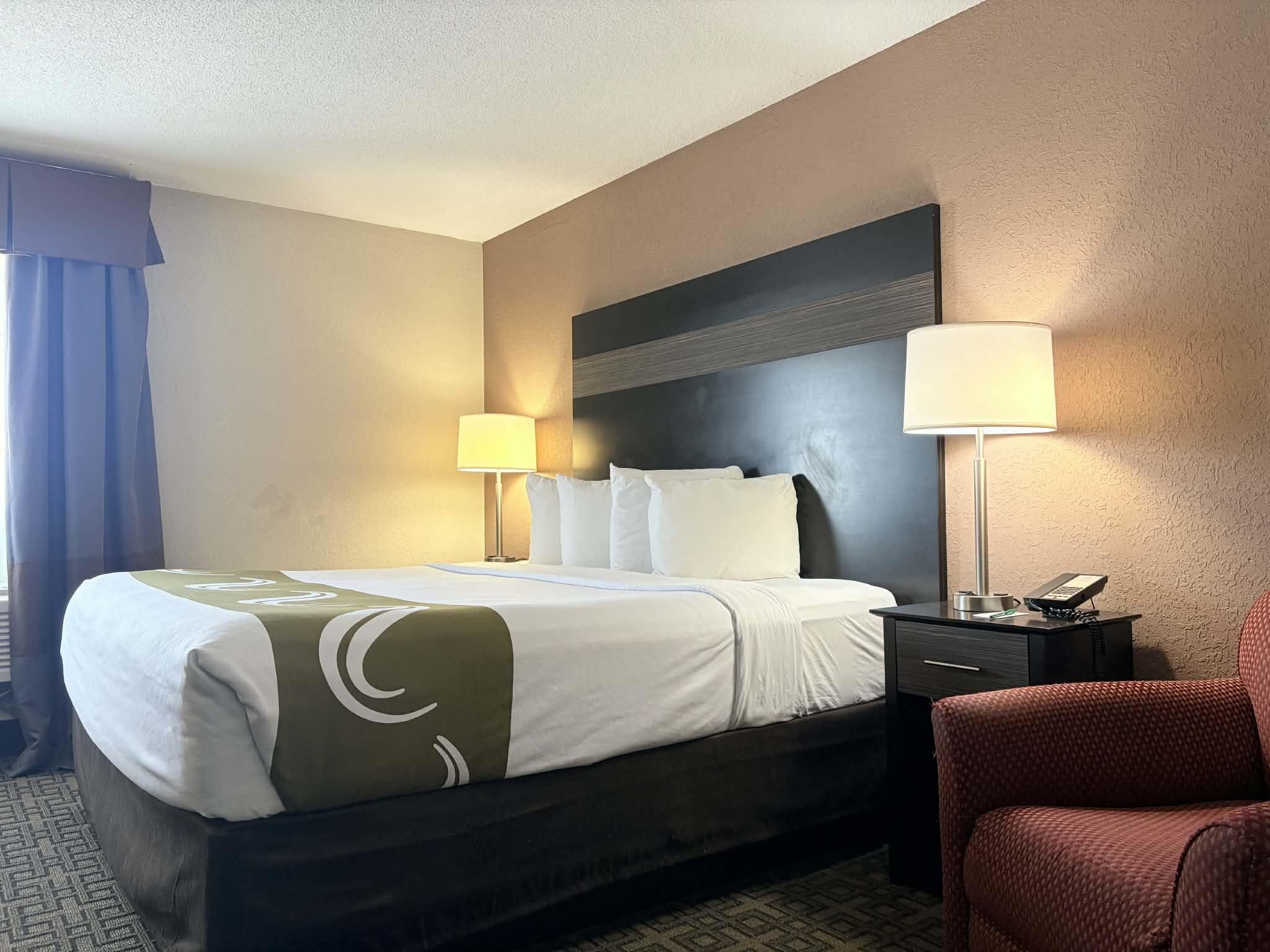 客房, 2 张大床, 通行无障碍, 无烟房 (Mobility, Bathtub W/grab Bars) | 客房内保险箱、熨斗/熨衣板、免费 WiFi、床单