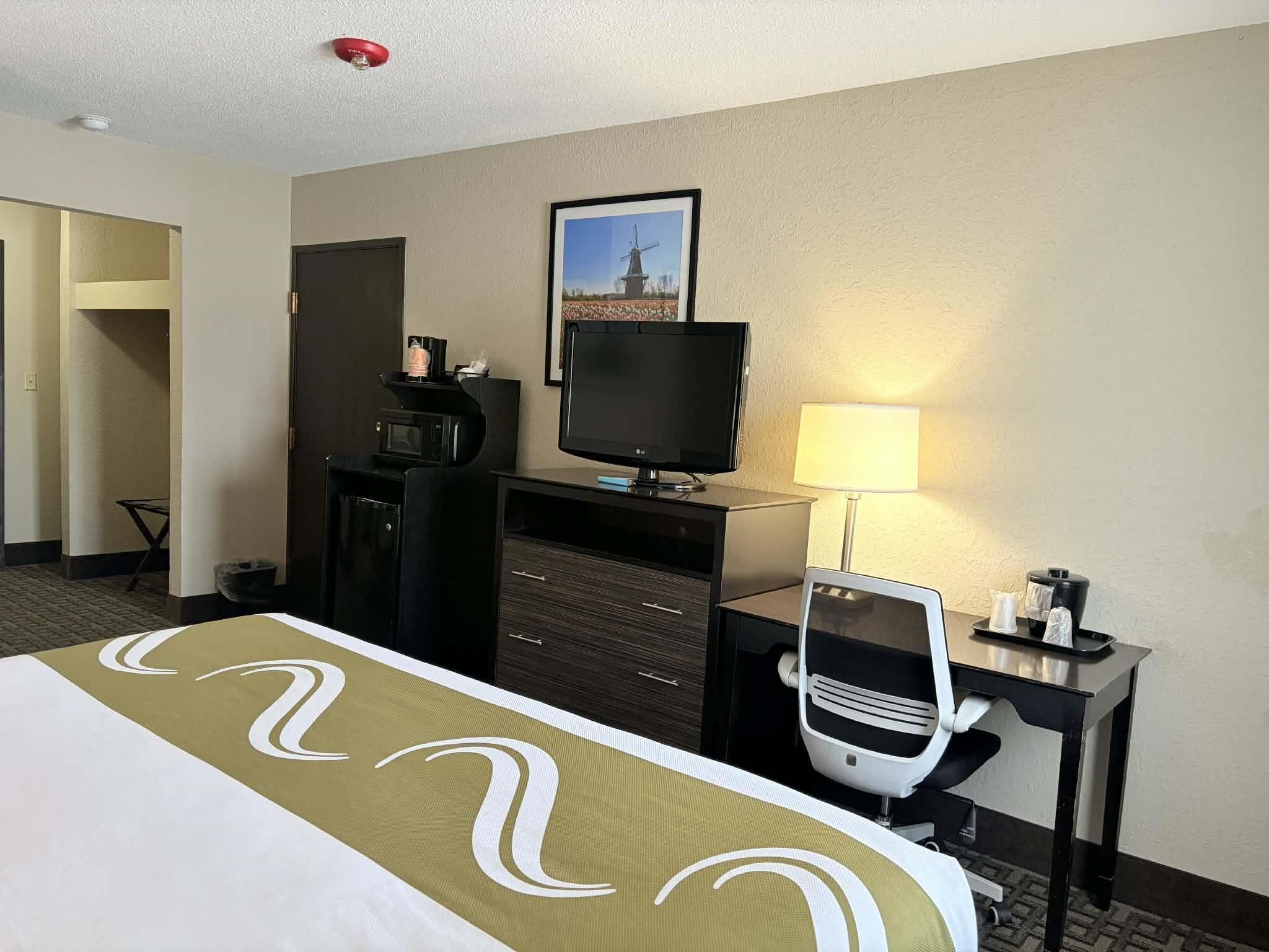 ルーム クイーンベッド 2 台 車いす対応 禁煙 (Mobility, Bathtub W/grab Bars) | セーフティボックス (室内)、アイロン / アイロン台、WiFi (無料)、ベッドシーツ