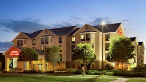 A Hampton Inn & Suites hotel with a modern design, featuring multiple floors and a well-lit facade. - Hampton Inn & Suites Tarpon Springs (Tarpon Springs)