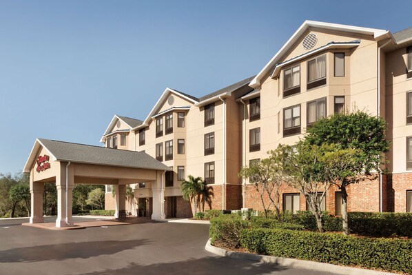 A hotel with a covered entrance, multiple floors, and a brick facade. - Hampton Inn & Suites Tarpon Springs (Tarpon Springs)