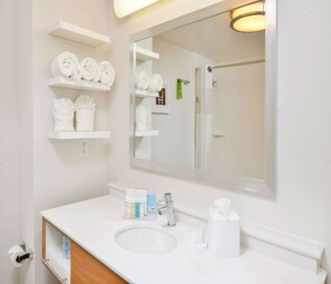Kombinasi shower/bathtub dan perlengkapan mandi gratis