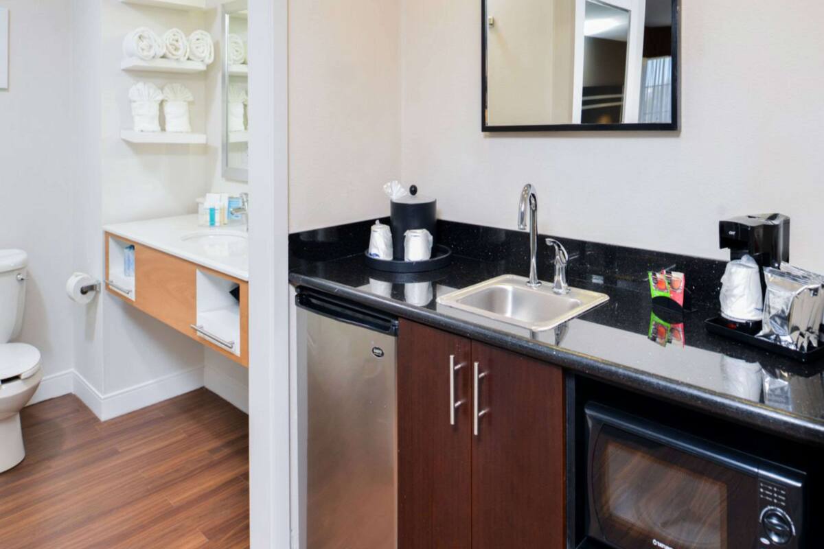 studio, 1 king bed, non smoking, partial ocean view | bathroom | combined shower/bathtub, free toiletries, hair dryer, towels