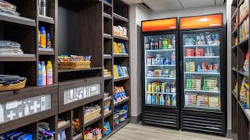 Um supermercado com prateleiras repletas de diversos produtos, incluindo lanches e bebidas.
