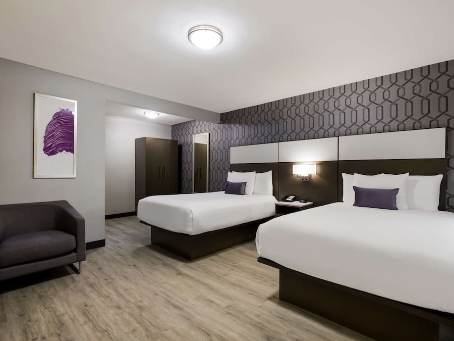 Quarto standard, 2 camas de casal, para não fumantes, geladeira e micro-ondas (Walk-in Shower) | Cortinas blackout, ferros/tábuas de passar roupa, Wi-Fi de cortesia