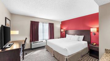 Een bureau, een laptopwerkplek, verduisterende gordijnen