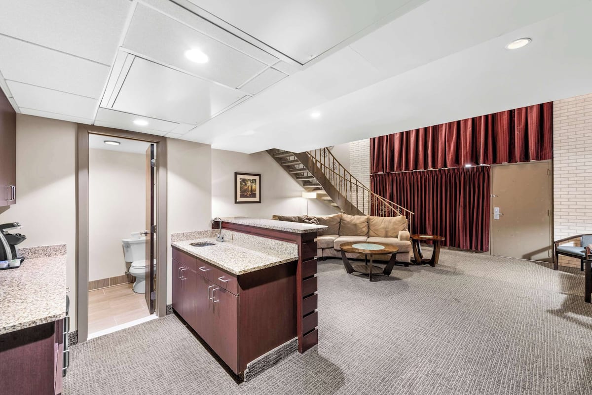 suite, 1 queen bed, non smoking | desk, laptop workspace, blackout curtains, soundproofing