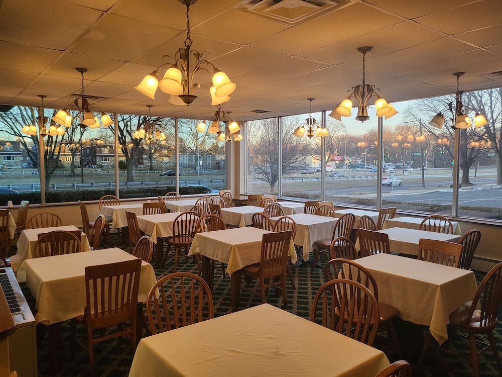 Roosevelt Inn by null