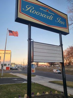 Señal de Roosevelt Inn con un servicio de alquiler de U-Haul cerca.