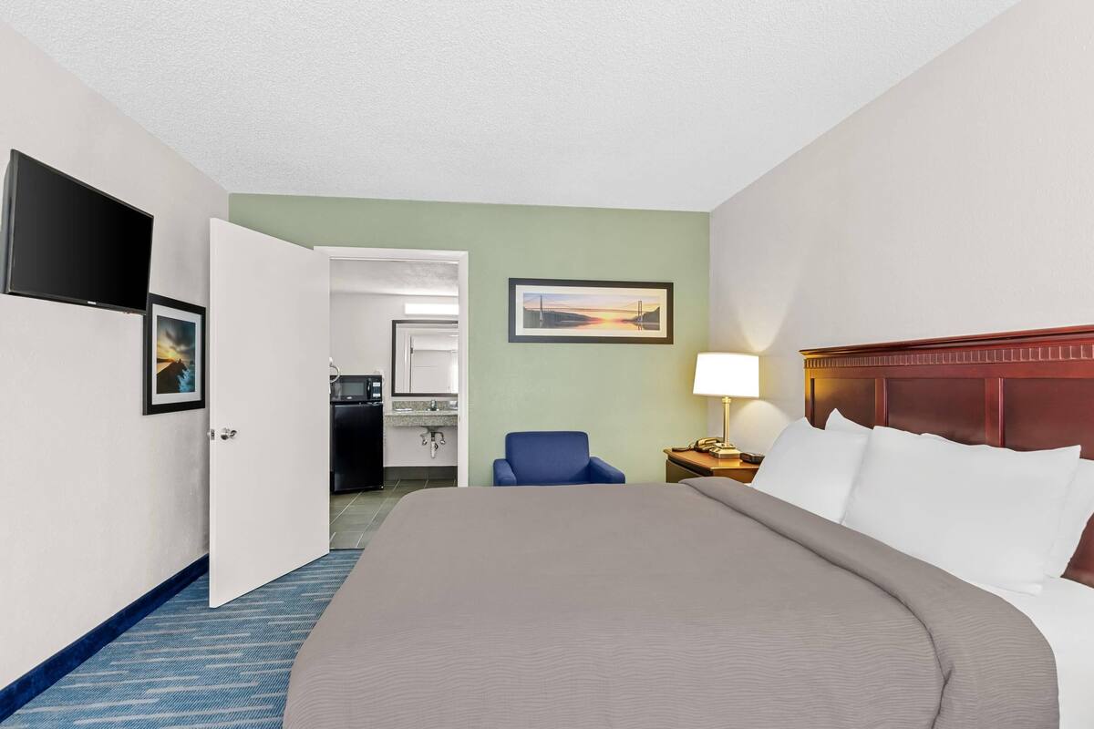 Room, 1 Queen Bed, Accessible, Non Smoking | Desk, blackout drapes, iron/ironing board, cribs (free)