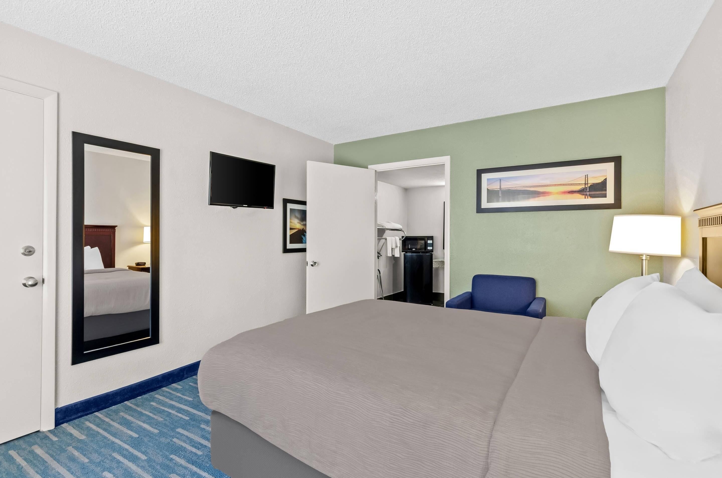 Room, 1 Queen Bed, Accessible, Non Smoking | Desk, blackout drapes, iron/ironing board, free cribs/infant beds