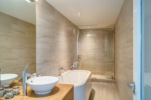 Junior Suite | Deep soaking bathtub - Apex City Quay Hotel & Spa (Dundee)