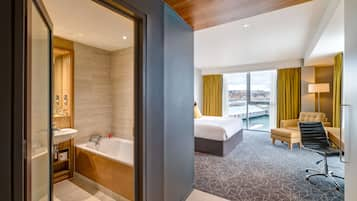 Quay View Superior Room | เครื่องนอนป้องกันสารก่อภูมิแพ้, ตู้นิรภัยในห้องพัก, โต๊ะทำงาน