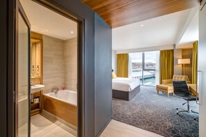 Quay View Superior Room | Seprai antialergi, brankas, meja kerja, dan tirai kedap cahaya