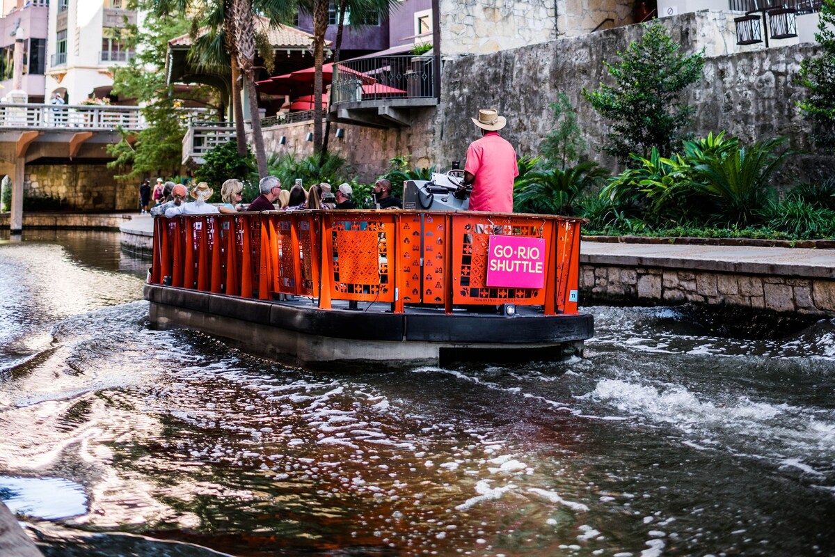 Un paseo en góndola por un canal, con edificios al fondo.