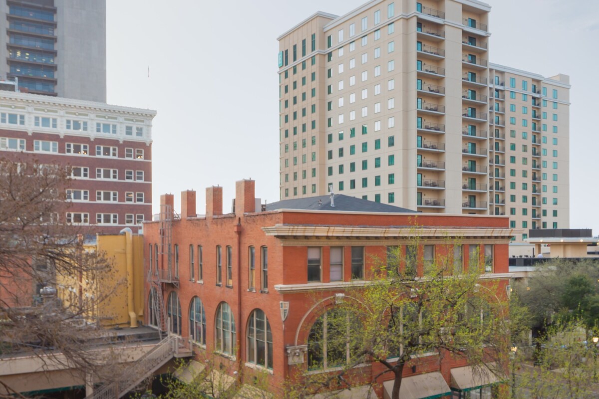 Un edificio de varios pisos con techo plano y una serie de balcones.