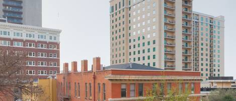 Un edificio de varios pisos con techo plano y una serie de balcones.